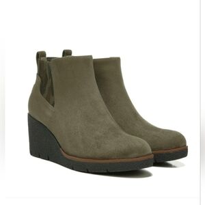 Dr. Scholl's Chelsea Boot Olive Green Ankle Wedge Lean In Boots Women's Size 8M
